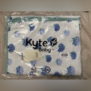NWT Kyte Baby Hydrangea Baby Blaket - 33x33